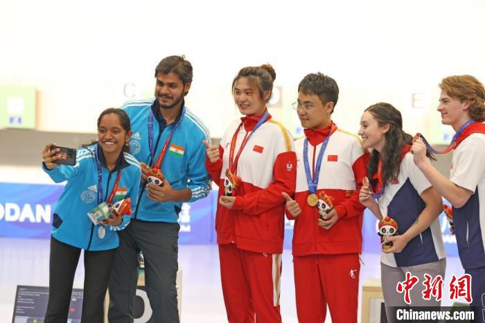 成都大运会生日惊喜：运动员收获跨文化祝福与