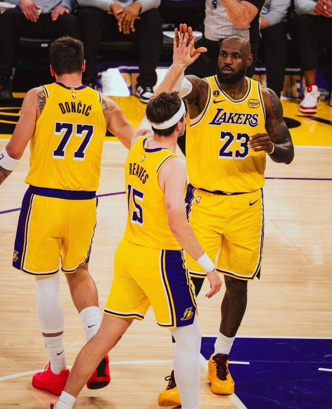 湖人加时险胜掘金重回西部第三 全员爆发彰显争