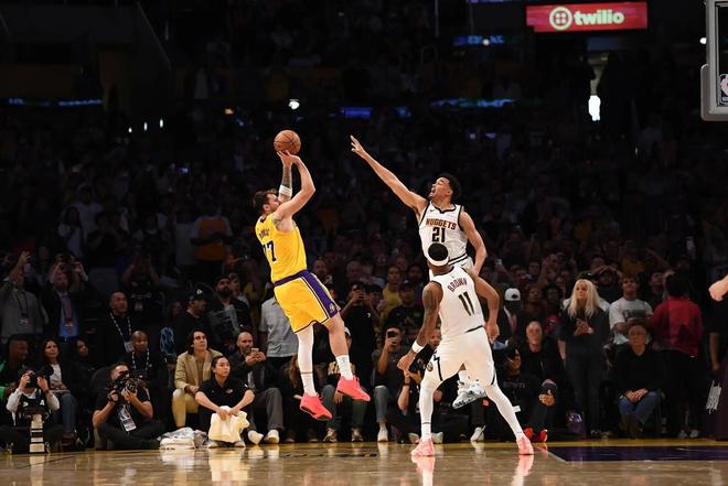 湖人加时险胜掘金重回西部第三 全员爆发彰显争