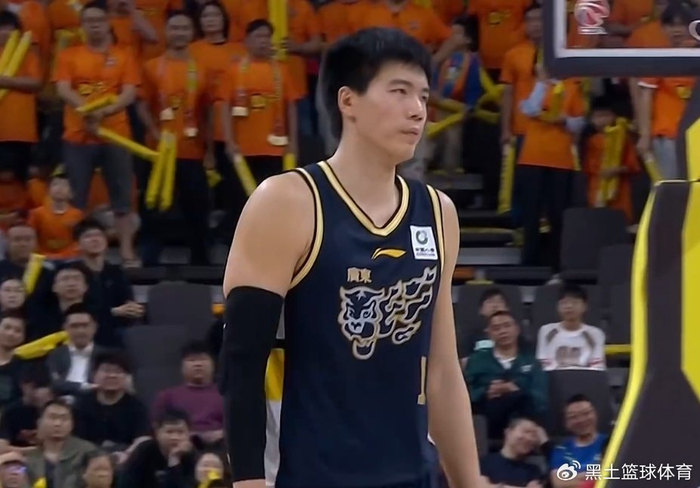 广东男篮主场迎战北京，阵容配置成关键对决