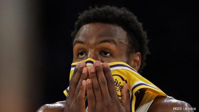 湖人季后赛首战胜出 勒布朗父子同台引争议